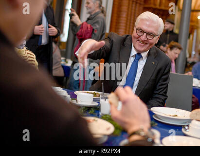 19 décembre 2018, Berlin : Président fédéral Frank-Walter STEINMEIER (SPD) parle à l'indigent à la table. Le président fédéral visite le réchauffement de la pièce de la Berliner Kältehilfe dans la Heilig-Kreuz-Kirche. Photo : Britta Pedersen/dpa-Zentralbild/dpa Banque D'Images