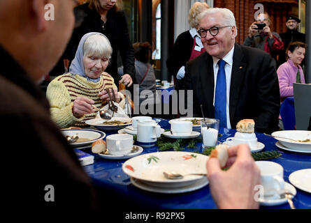 19 décembre 2018, Berlin : Président fédéral Frank-Walter STEINMEIER (SPD) r, parle à l'indigent à la table. Le président fédéral visite le réchauffement de la pièce de la Berliner Kältehilfe dans la Heilig-Kreuz-Kirche. Photo : Britta Pedersen/dpa-Zentralbild/dpa Banque D'Images