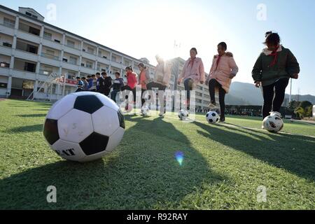 Xiema, Chine. Dec 19, 2018. Les étudiants mettent en pratique les compétences de soccer à l'École centrale en ville Xiema Xiema Canton de Baokang, comté de la province du Hubei en Chine centrale, 18 décembre 2018. Ville Xiema Central School, un pensionnat rural situé dans la région montagneuse de la province du Hubei, est le premier pilote vedette de soccer school de Baokang. L'école construit un terrain de football en 2015, et ajouté à son programme de soccer, en fournissant aux étudiants un accès à plus de chances de jouer au soccer, ainsi que pour aider les jeunes footballeurs poursuivre leurs rêves. (Xinhua/Yang Tao) Credit : Xinhua/Alamy Live News Banque D'Images