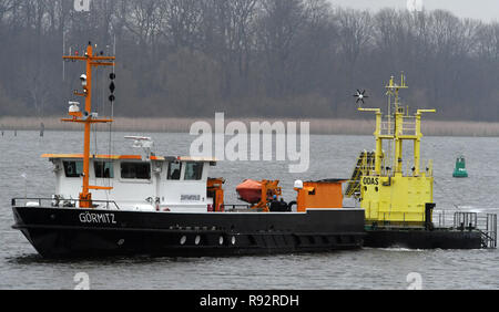 Wolgast, Allemagne. Dec 19, 2018. La bouée de mesure de l'Oderbank «» est portée à l'Hornwerft pour l'hiver. Depuis mai 1996, le poste de surveillance a fourni des informations sur le contenu de la "sortie" du pavillon de l'Oder dans la mer Baltique. La bouée appartient à la 'MARNETT' la surveillance de l'environnement réseau de l'agence fédérale maritime et hydrographique (BSH). Il est exploité par l'Institut Leibniz de recherche sur la mer Baltique Warnemünde (IOW). Credit : Stefan Sauer/dpa-Zentralbild/ZB/dpa/Alamy Live News Banque D'Images