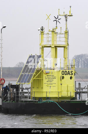 Wolgast, Allemagne. Dec 19, 2018. La bouée de mesure de l'Oderbank «» est amarrée à l'Hornwerft pour l'hiver. Depuis mai 1996, le poste de surveillance a fourni des informations sur le contenu de la "sortie" du pavillon de l'Oder dans la mer Baltique. La bouée appartient à la 'MARNETT' la surveillance de l'environnement réseau de l'agence fédérale maritime et hydrographique (BSH). Il est exploité par l'Institut Leibniz de recherche sur la mer Baltique Warnemünde (IOW). Credit : Stefan Sauer/dpa-Zentralbild/ZB/dpa/Alamy Live News Banque D'Images