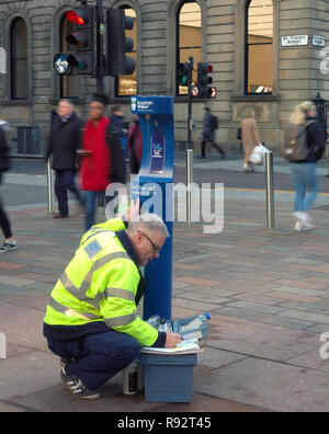 Glasgow, Écosse, Royaume-Uni, 19 décembre. La dernière eau écossais haut jusqu'Touchez sera allumé en animé de Glasgow Buchanan Street aujourd'hui pour garder les acheteurs de fête dans l'hydraté à rebours jusqu'à Noël, seule la troisième dans le pays et le premier dans la ville sa santé et visant à réduire la pollution en plastique permettant aux clients de remplir leurs propres bouteilles tandis que dehors. Gerard crédit Ferry/Alamy Live News Banque D'Images