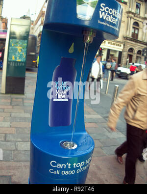 Glasgow, Écosse, Royaume-Uni, 19 décembre. La dernière eau écossais haut jusqu'Touchez sera allumé en animé de Glasgow Buchanan Street aujourd'hui pour garder les acheteurs de fête dans l'hydraté à rebours jusqu'à Noël, seule la troisième dans le pays et le premier dans la ville sa santé et visant à réduire la pollution en plastique permettant aux clients de remplir leurs propres bouteilles tandis que dehors. Gerard crédit Ferry/Alamy Live News Banque D'Images