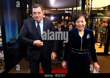 Sarajevo, Bosnie-et-Herzégovine. Dec 18, 2018. Le président de la Bosnie-Herzégovine (BiH) Présidence Milorad Dodik (L) et l'ambassadeur chinois en BiH Chen Bo assister à un banquet à Sarajevo, Bosnie-Herzégovine, 18 décembre 2018. Il y a une grande amitié, de soutien et de compréhension entre les peuples de Bosnie-Herzégovine et de la Chine, Dodik a dit à Xinhua dans une interview exclusive ici mardi. Credit : Zhang Xiuzhi/Xinhua/Alamy Live News Banque D'Images