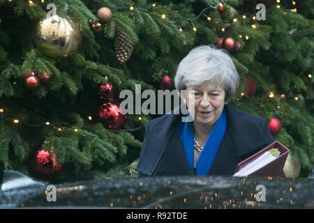 Londres, Royaume-Uni. Dec 19, 2018. Premier ministre Theresa peut quitte Downing Street pour assister le dernier Premier Ministre des questions au Parlement avant Noël et Nouvel An avec compte à rebours de 100 jours jusqu'à la Grande-Bretagne sort de l'Union européenne le 29 mars 2019 Credit : amer ghazzal/Alamy Live News Banque D'Images