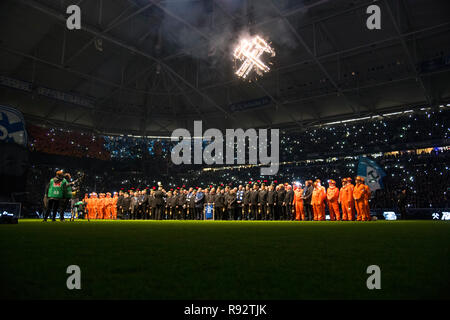 Gelsenkirchen, Allemagne. 06 Jan, 2017. Soccer : Bundesliga, le FC Schalke 04 - Bayer Leverkusen, 16e journée dans la Veltins Arena. Les membres de la brigade incendie souterrain et le chiffon chanter le Steigerlied. La dernière mine de charbon dans la région de la Ruhr est fermé le 21 décembre. Credit : Ina Fassbender/DPA - NOTE IMPORTANTE : en conformité avec les exigences de la DFL Deutsche Fußball Liga ou la DFB Deutscher Fußball-Bund, il est interdit d'utiliser ou avoir utilisé des photographies prises dans le stade et/ou la correspondance dans la séquence sous forme d'images et/ou vidéo-comme des séquences de photos./dpa/Alamy Live News Banque D'Images