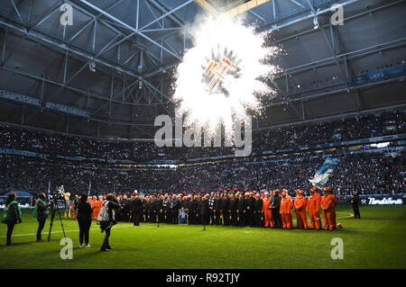 Gelsenkirchen, Allemagne. 06 Jan, 2017. Soccer : Bundesliga, le FC Schalke 04 - Bayer Leverkusen, 16e journée dans la Veltins Arena. Les membres de la brigade incendie souterrain et le chiffon chanter le Steigerlied. La dernière mine de charbon dans la région de la Ruhr est fermé le 21 décembre. Credit : Ina Fassbender/DPA - NOTE IMPORTANTE : en conformité avec les exigences de la DFL Deutsche Fußball Liga ou la DFB Deutscher Fußball-Bund, il est interdit d'utiliser ou avoir utilisé des photographies prises dans le stade et/ou la correspondance dans la séquence sous forme d'images et/ou vidéo-comme des séquences de photos./dpa/Alamy Live News Banque D'Images