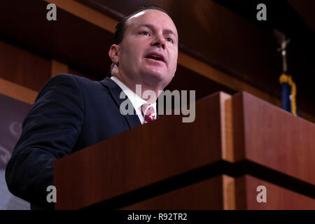 Washington, États-Unis d'Amérique. Dec 19, 2018. Le sénateur Mike Lee, républicain de l'Utah, s'adresse aux journalistes lors d'une conférence de presse célébrant le passage de la Loi sur la première étape à l'United States Capitol à Washington, DC Le 19 décembre 2018. Crédit : Alex Edelman/CNP Crédit dans le monde entier | conditions : dpa/Alamy Live News Banque D'Images
