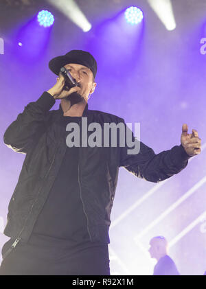 19 décembre 2018, la Bavière, Würzburg : Michael 'Michi' Beck, membre de la groupe de hip-hop allemand Die Fantastischen Vier, est sur la scène du concert d'ouverture de la 'capitaine' tour fantastique. Photo : Daniel Karmann/dpa Banque D'Images