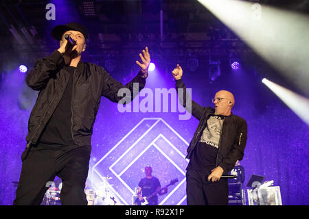 19 décembre 2018, la Bavière, Würzburg : Michael 'Michi' Beck (l) et Michael Bernd Schmidt alias Smudo, membres du groupe de hip-hop allemand Die Fantastischen Vier, sont sur la scène du concert d'ouverture de la 'capitaine' tour fantastique. Photo : Daniel Karmann/dpa Banque D'Images