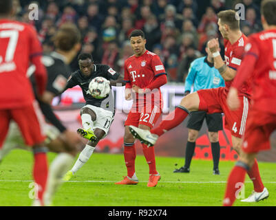 Munich, Allemagne. Dec 19, 2018. Nergal (RB Leipzig) et Serge Gnabry (FCB) GES/football/1. Bundesliga : le Bayern Munich - RB Leipzig, 19.12.2018 Le football : 1ère ligue : Bayern Munich vs RB Leipzig, Munich, le 19 décembre 2018 | Conditions de crédit dans le monde entier : dpa/Alamy Live News Banque D'Images