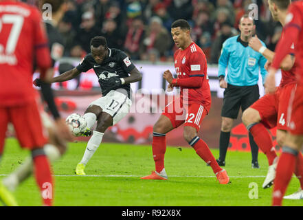 Munich, Allemagne. Dec 19, 2018. Nergal (RB Leipzig) et Serge Gnabry (FCB) GES/football/1. Bundesliga : le Bayern Munich - RB Leipzig, 19.12.2018 Le football : 1ère ligue : Bayern Munich vs RB Leipzig, Munich, le 19 décembre 2018 | Conditions de crédit dans le monde entier : dpa/Alamy Live News Banque D'Images