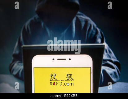 Hong Kong. 22 Nov, 2018. Société de l'Internet chinois Sohu logo est vu sur un appareil mobile Android avec une figure de hacker dans l'arrière-plan. Credit : Miguel Candela/SOPA Images/ZUMA/Alamy Fil Live News Banque D'Images
