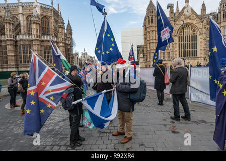 Londres, Royaume-Uni. 19 décembre 2018. Le quotidien SODEM (Stand de Défi Mouvement européen) manifestants se détendre après un petit groupe de manifestants d'extrême droite s'est éloigné pour protester devant le parlement. SODEM ont protesté ici chaque jour où le Parlement est en session depuis septembre 2017. Peter Marshall/Alamy Live News Banque D'Images