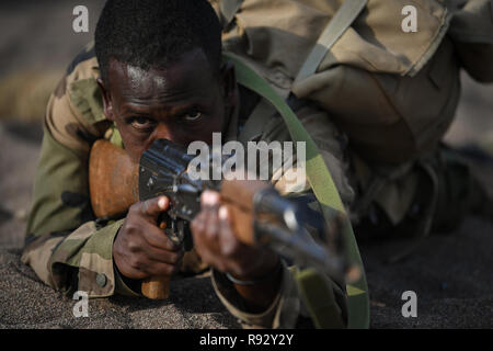 Un soldat djiboutien avec le bataillon d'intervention rapide au cours de tactiques d'infanterie et les procédures de la formation enseignée par les forces américaines le 18 décembre 2018 près de la ville de Djibouti, Djibouti.
