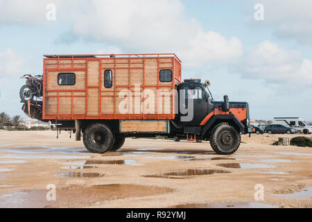 Le Portugal, Lagos, 12 avril 2018 : Les gens voyagent dans un chariot avec un moteur maison. Voiture pour voyager. La photo a été prise sur la côte sud du Portugal. Banque D'Images