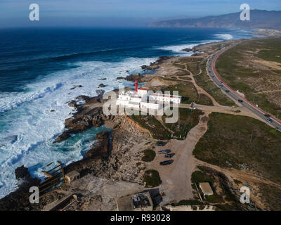 Vue aérienne d'un phare dans la côte portugaise. Phare du cap raso Cascais, Portugal Banque D'Images