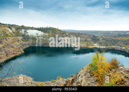 Grand lac bleu de radon, carrière de granit en automne, paysage magnifique Banque D'Images