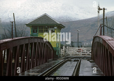 Le pont de chemin de fer Banavie, passage à niveau, sur le Canal Calédonien sur la West Highland Line, Ecosse Banque D'Images