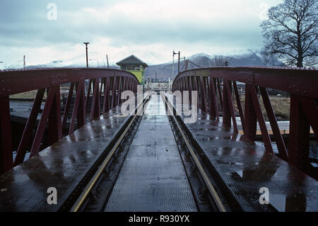 Le pont de chemin de fer Banavie, passage à niveau, sur le Canal Calédonien sur la West Highland Line, Ecosse Banque D'Images