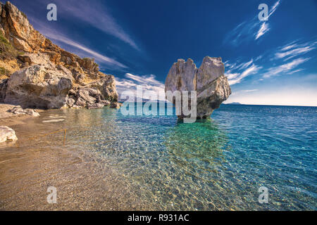 Pierre en forme de cœur sur la plage des Palmiers, Crète, Grèce, Europe. Banque D'Images
