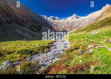 Gorezmettlenbach avec rivière Alpes Suisses (Wandenhorn, Grassengrat et Chlo Spannort) sur le Sustenpass, Suisse, Europe. Banque D'Images