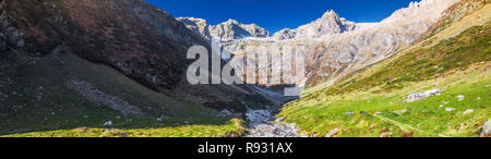 Gorezmettlenbach avec rivière Alpes Suisses (Wandenhorn, Grassengrat et Chlo Spannort) sur le Sustenpass, Suisse, Europe. Banque D'Images