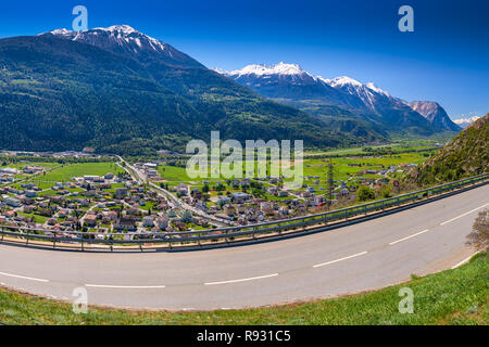 Leuk ville près de Loèche-les-Bains avec Swiss Alps, Canton Valais, Suisse. Banque D'Images