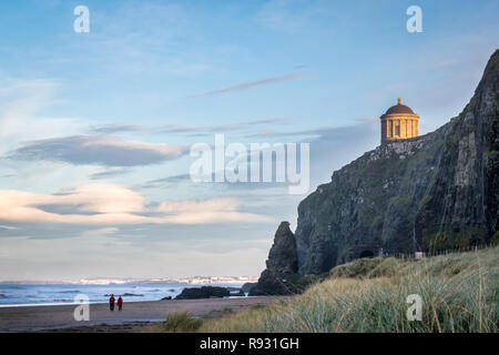 C'est une photo de la voies ferrées qui longent la côte d'Antrim. Au loin vous pouvez voir Temple Mussenden sur le bord de la falaise Banque D'Images