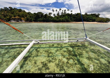 La baie de Bacuit voile de Corong Corong à Vigan island-N.Snake Island Côté banc-anchorage pour bangkas sur île en île-bande de sable reliant Vigan Banque D'Images