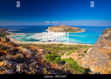 Lagon de Balos sur l'île de Crète avec azure de l'eau claire, la Grèce, l'Europe. La Crète est la plus grande et la plus peuplée des îles grecques. Banque D'Images