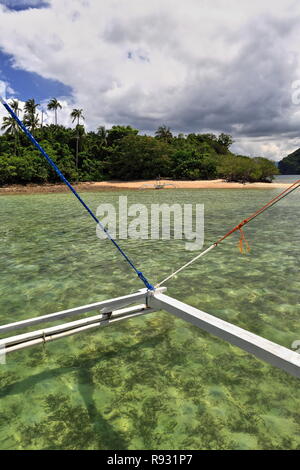 La baie de Bacuit voile de Corong Corong à Vigan island-N.Snake Island Côté banc-anchorage pour bangkas sur île en île-bande de sable reliant Vigan Banque D'Images