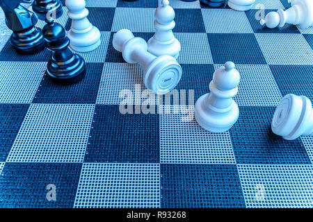 Les grandes pièces des échecs portant sur le sol dans la Halle à Rotterdam, Pays-Bas Banque D'Images