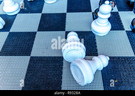 Les grandes pièces des échecs portant sur le sol dans la Halle à Rotterdam, Pays-Bas Banque D'Images