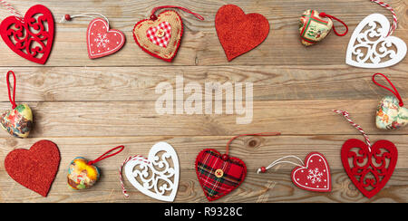 Valentines Day. Vue supérieure de la télévision et de laïcs de différentes formes de cœur contre fond de bois, copy space Banque D'Images