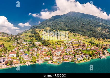 Weggis, village du lac des Quatre-Cantons (Vierwaldstatersee), Rigi et montagne Alpes Suisses dans le fond près de la célèbre ville de Lucerne, Suisse. Banque D'Images