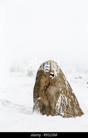 Randonnées arrow signs sur pierre dans la neige profonde, hiver paysage grandiose. Belle scène d'inspiration avec l'exemplaire de l'espace. Banque D'Images