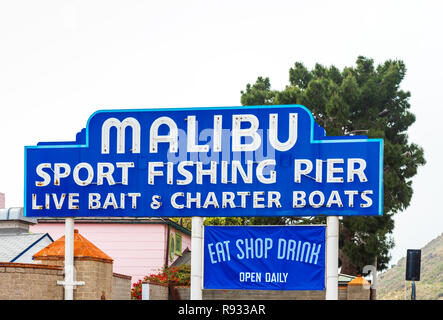 MALIBU, Californie, USA - 5 février 2018 : avis de l'enseigne 'Malibu sport fishing pier appâts et des bateaux de location. Avec selective focus Banque D'Images