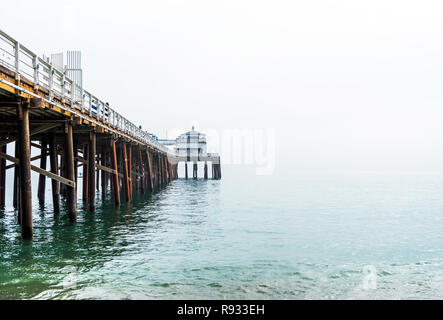 Jetée de Malibu en Californie du Sud, la côte du Pacifique, aux États-Unis. Vue sur l'océan Pacifique. L'espace de copie pour le texte Banque D'Images