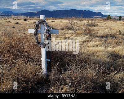 Mémorial de la route pour la victime d'un accident de voiture près de Alpine, Texas. Banque D'Images