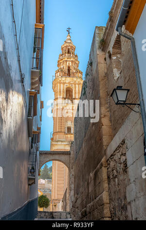 Vue de Victoria tower (Torre de la Victoria) à pied par une rue étroite, Estepa, Séville Province, Andalusia, Spain, Europe de l'Ouest. Banque D'Images