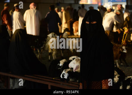 Une femme bédouine voilée au souk à Sinaw jeudi, de l'Oman. Banque D'Images