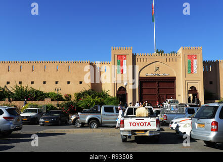 Le marché des bovins Nizwa a lieu chaque vendredi matin par le fort de Nizwa en Oman. Banque D'Images