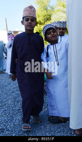 Les garçons à l'Oman Nizwa occupé marché au bétail a lieu chaque vendredi matin par le fort de Nizwa en Oman. Banque D'Images