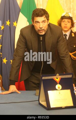 Napoli, Italie. 25Th Dec 2018. Alessandro Gassman est un acteur italien né à Rome, il est le fils de l'acteur italien Vittorio Gassman et l'actrice française Juliette Mayniel, a reçu la citoyenneté honoraire de la ville de Naples au cours d'une cérémonie dans la "Sala della Giunta di Palazzo San Giacomo". Credit : Paola Visone/Pacific Press/Alamy Live News Banque D'Images