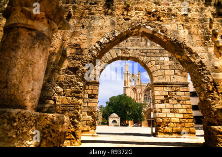 Vieille Cathédrale impressionnante dans la ville de Famagouste, Chypre Turque,partie. Banque D'Images