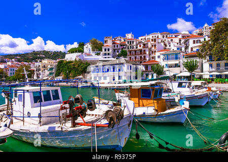 Belle île de Skopelos,voir avec les bateaux de pêche traditionnels et maisons blanches,Grèce. Banque D'Images