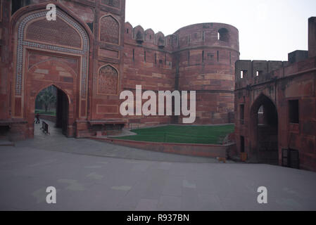 Une entrée intérieure du fort d'Agra a également demandé que le Fort Rouge avec des hauts murs faits de pierres rouges autrefois résidence de la dynastie moghole Banque D'Images