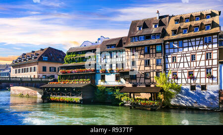 Belle vue sur la ville de Strasbourg, avec des maisons traditionnelles et des canaux,Alsace,France. Banque D'Images