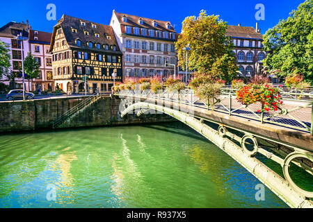 Belle vue sur la ville de Strasbourg, avec des canaux ,fleurs et maisons traditionnelles,Alsace,France. Banque D'Images